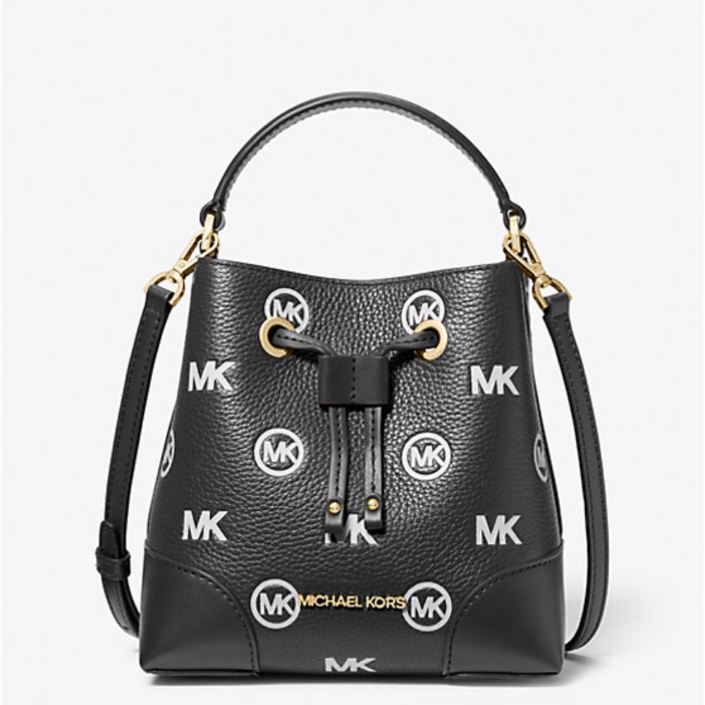 MICHAEL KORS
Mercer Small Logo Embossed Leather Bucket Bag
COLOR BLACK
NWT